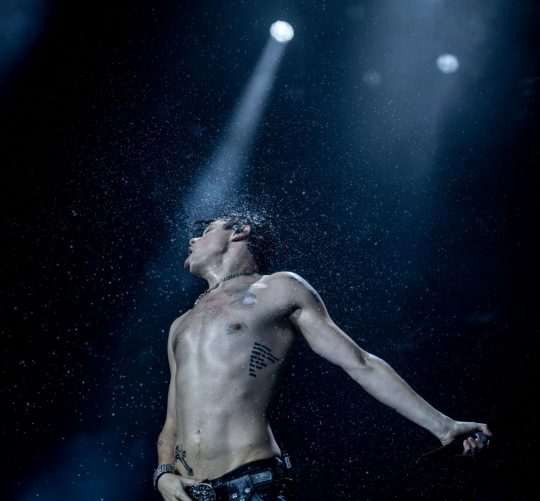 Esta noche de sábado en Carabanchel se me han puesto los pelitos de los brazos de gallina varias veces inesperadamente. Como si fuera otro tiempo, supongo. Siendo hoy, pero indeterminado en el calendario. Como aquellos conciertos que ya no sabemos ubicar en el año adecuado. Quiero decir, esta noche es la que es: sábado 11 de octubre de 2025. Aquella noche que tiramos piedras contra la ventana de Lucía Fernández Gallardo para que nos invitara a unas cervezas y llegó a casa justo cuando nos fuimos.