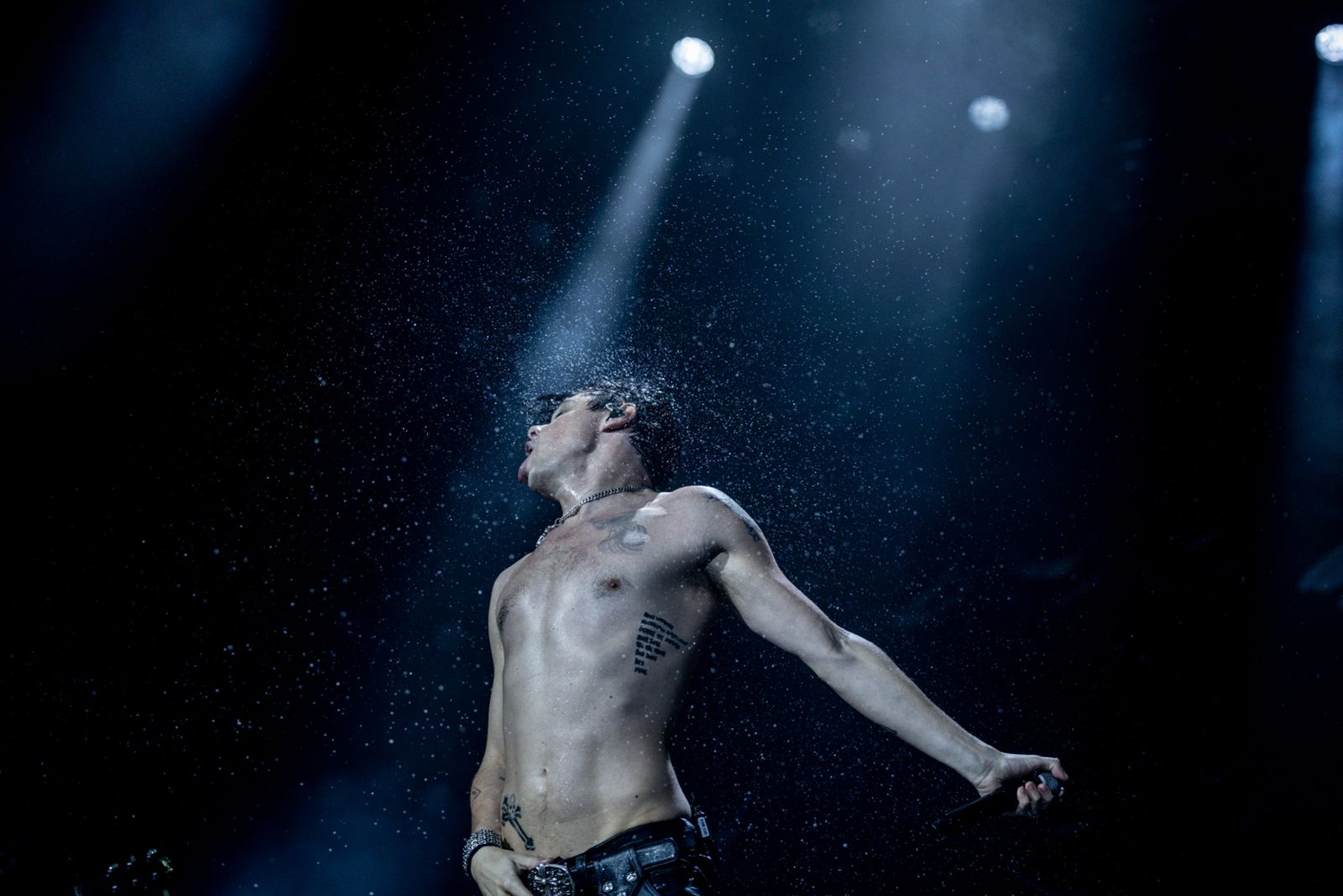 Esta noche de sábado en Carabanchel se me han puesto los pelitos de los brazos de gallina varias veces inesperadamente. Como si fuera otro tiempo, supongo. Siendo hoy, pero indeterminado en el calendario. Como aquellos conciertos que ya no sabemos ubicar en el año adecuado. Quiero decir, esta noche es la que es: sábado 11 de octubre de 2025. Aquella noche que tiramos piedras contra la ventana de Lucía Fernández Gallardo para que nos invitara a unas cervezas y llegó a casa justo cuando nos fuimos.