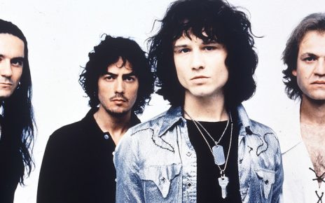 Estoy escuchando los discos de Héroes del Silencio del tirón. Porque eso debería ser una obligación para cualquier buen español