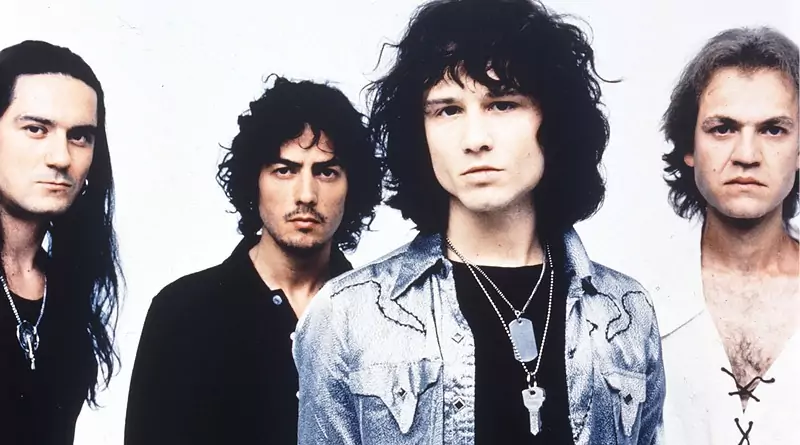 Estoy escuchando los discos de Héroes del Silencio del tirón. Porque eso debería ser una obligación para cualquier buen español