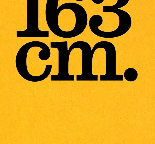 '163 centímetros' es el nuevo libro de Abraham Boba, un sincero ensayo poético sobre todo lo que conlleva ser una persona de baja estatura