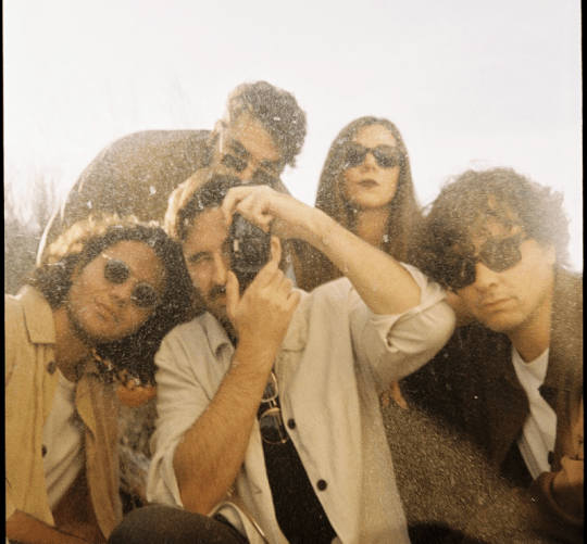 "Camino Corto" es el segundo single de lo que será el nuevo EP de Extraños Pasajeros, y trata el conflicto interno del artista y el escenario