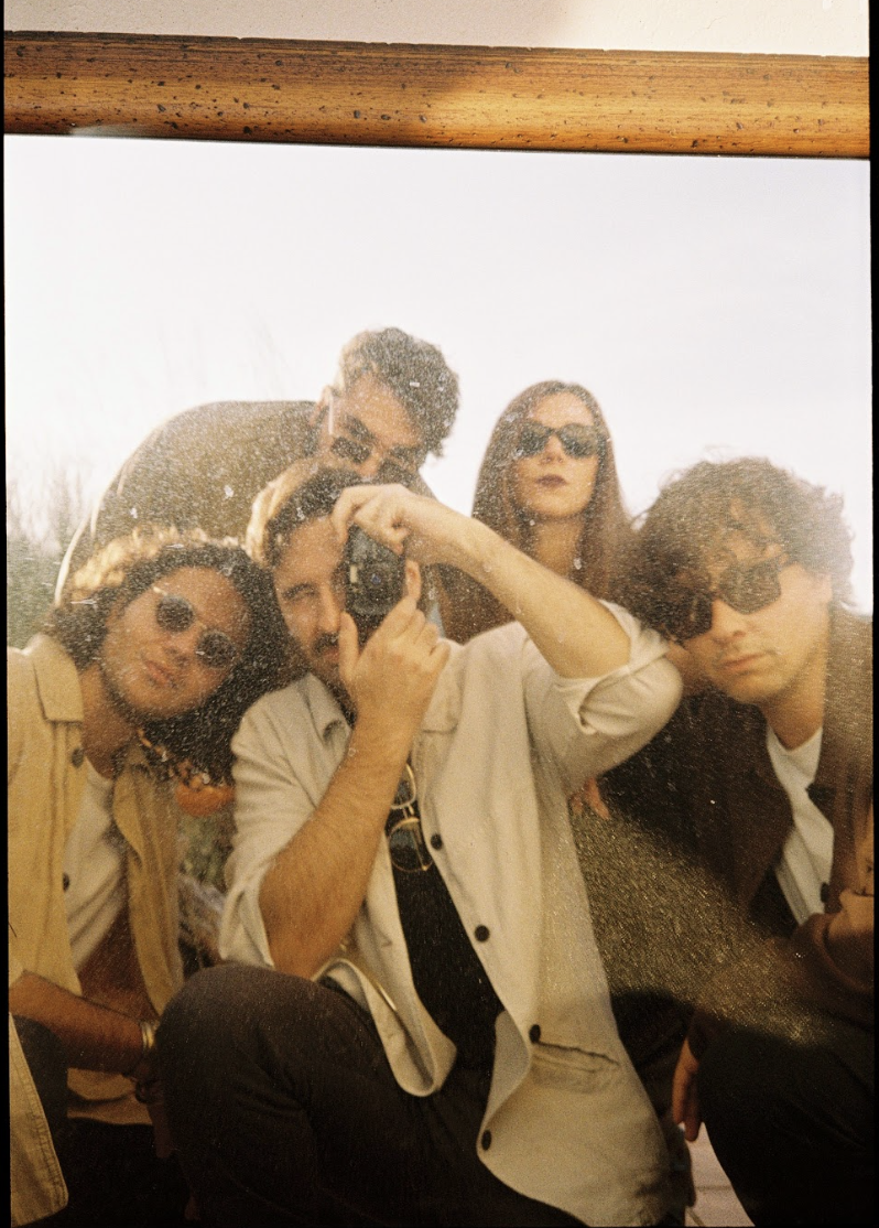 "Camino Corto" es el segundo single de lo que será el nuevo EP de Extraños Pasajeros, y trata el conflicto interno del artista y el escenario