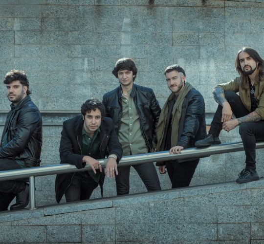 La banda de rock procedente de Salamanca Carameloraro estrena en exclusiva en Mercadeo Pop su nuevo videoclip para el tema 'Alas de cera'.