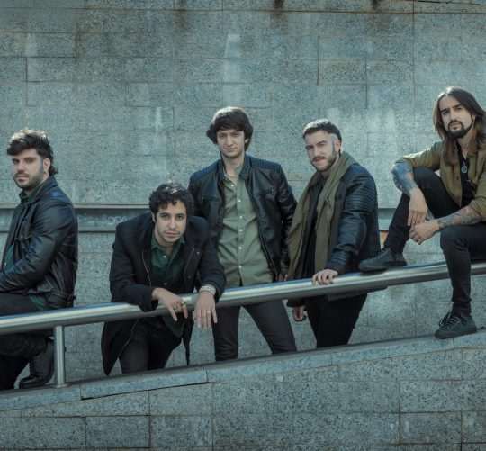 La banda de rock procedente de Salamanca Carameloraro estrena en exclusiva en Mercadeo Pop su nuevo videoclip para el tema 'Alas de cera'.