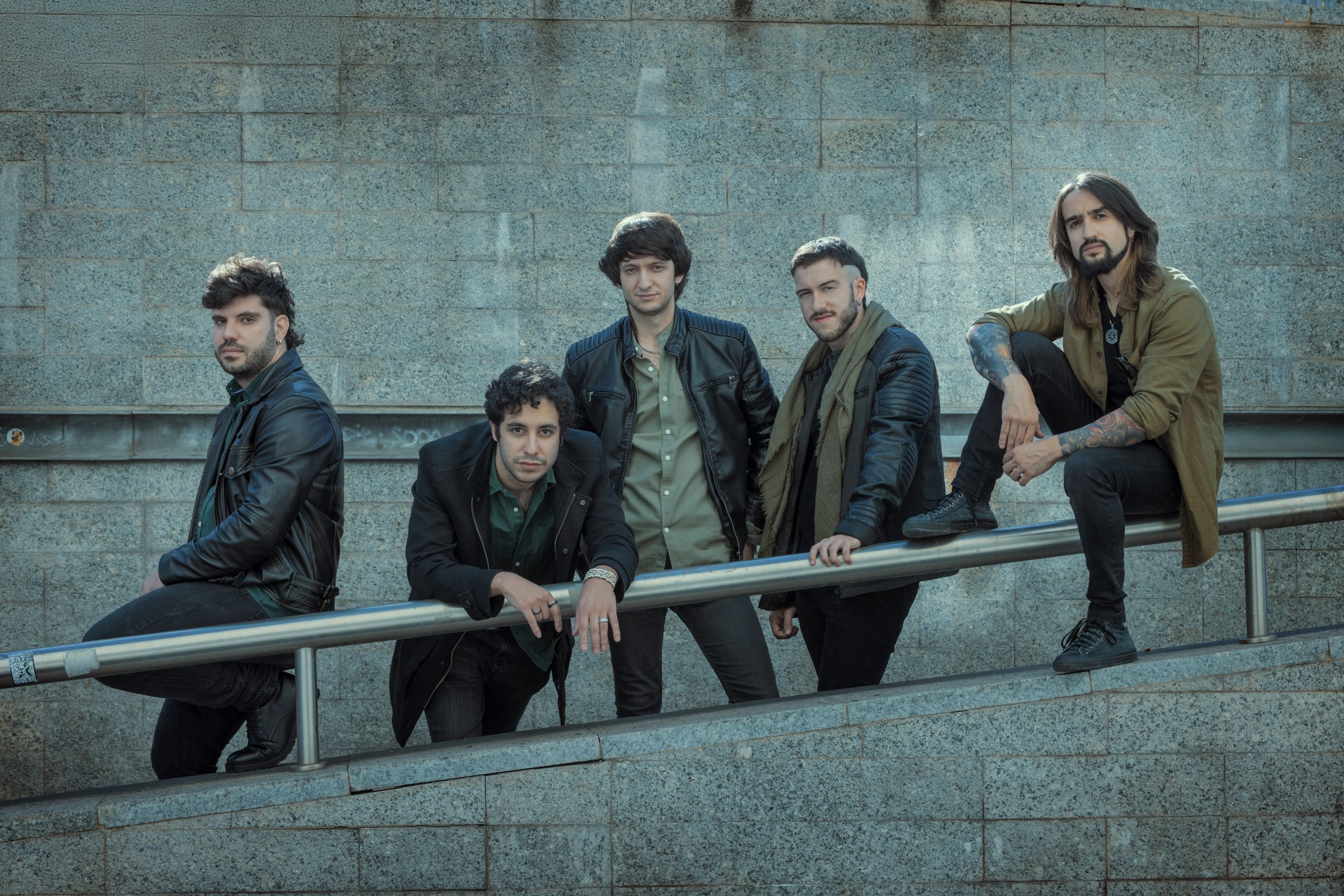 La banda de rock procedente de Salamanca Carameloraro estrena en exclusiva en Mercadeo Pop su nuevo videoclip para el tema 'Alas de cera'.