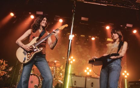 Larkin Poe demuestra en una atestada La Riviera que su rock sureño aún no ha tocado techo. Crónica de su show el 14 de noviembre de 2025