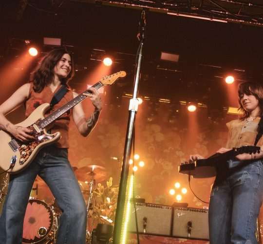 Larkin Poe demuestra en una atestada La Riviera que su rock sureño aún no ha tocado techo. Crónica de su show el 14 de noviembre de 2025