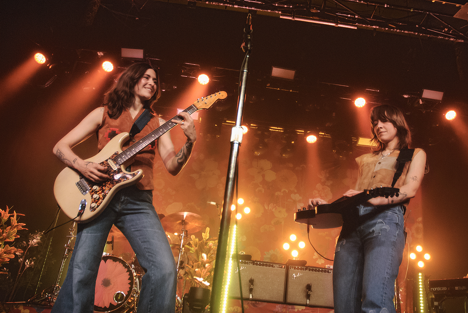 Larkin Poe demuestra en una atestada La Riviera que su rock sureño aún no ha tocado techo. Crónica de su show el 14 de noviembre de 2025