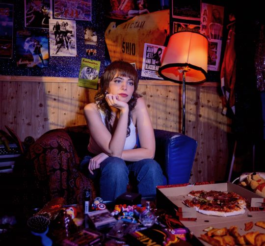 La artista madrileña Nat Simons regresa con 'Delorean', el primer single de su próximo disco, 'Pregúntale a Sarah Connor', que llegará en febrero de 2026