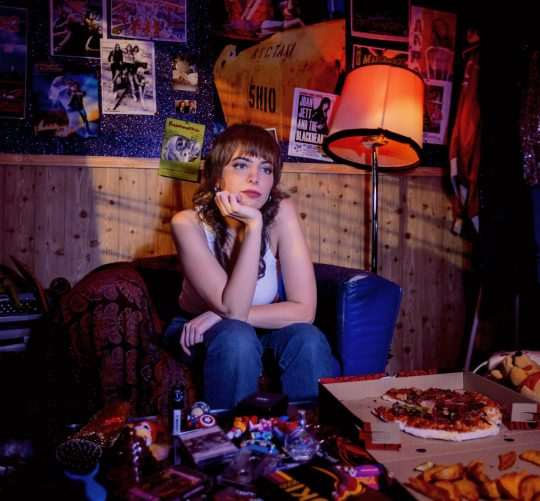 La artista madrileña Nat Simons regresa con 'Delorean', el primer single de su próximo disco, 'Pregúntale a Sarah Connor', que llegará en febrero de 2026