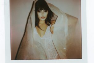 Nina Raku presenta su nuevo single, una versión del 'Quiero ser santa' que nació de Parálisis Permanente y triunfó con Alaska y Dinarama.