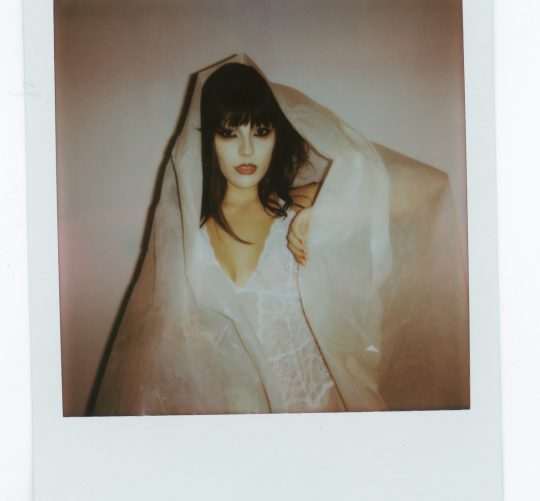 Nina Raku presenta su nuevo single, una versión del 'Quiero ser santa' que nació de Parálisis Permanente y triunfó con Alaska y Dinarama.