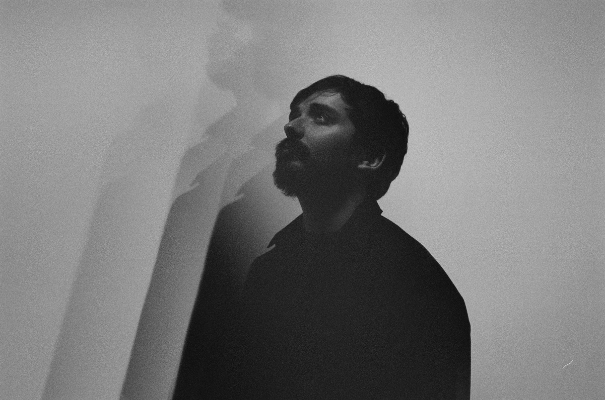 Tras el tono introspectivo y minimalista de 'Surrender', Denis Granan regresa con 'New Blood', nuevo single ya disponible en plataformas