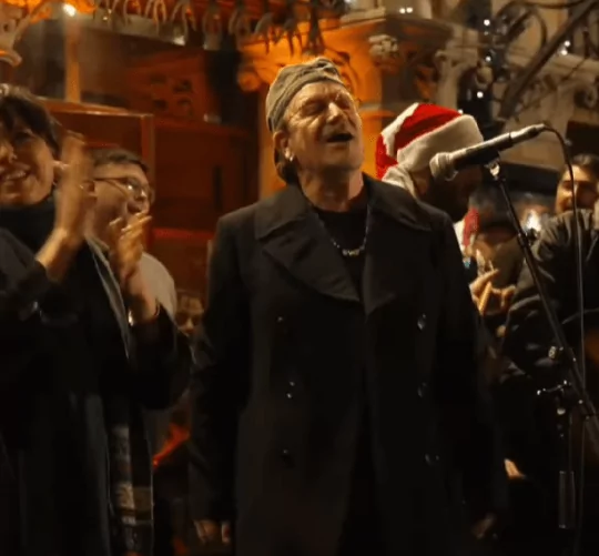 Bono, Imelda May y Glen Hansard cantaron esta pasada Nochebuena, un año más, en la ya tradicional actuación benéfica callejera en Dublín
