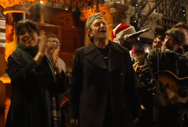 Bono, Imelda May y Glen Hansard cantaron esta pasada Nochebuena, un año más, en la ya tradicional actuación benéfica callejera en Dublín