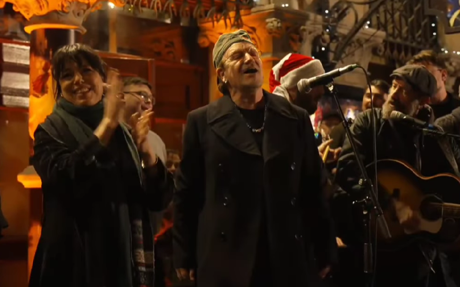 Bono, Imelda May y Glen Hansard cantaron esta pasada Nochebuena, un año más, en la ya tradicional actuación benéfica callejera en Dublín