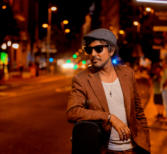 Lavic es el proyecto del artista Victor Lavic, ingeniero de profesión y musico por pasión, que presenta su single 'Tu artista favorito'