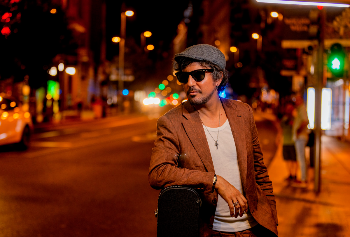 Lavic es el proyecto del artista Victor Lavic, ingeniero de profesión y musico por pasión, que presenta su single 'Tu artista favorito'