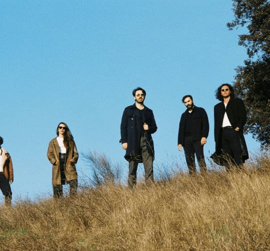 Extraños Pasajeros presentan 'Baby', tema de rocanrol en español con actitud garage y espíritu outsider, inspirado en la estética de los 80