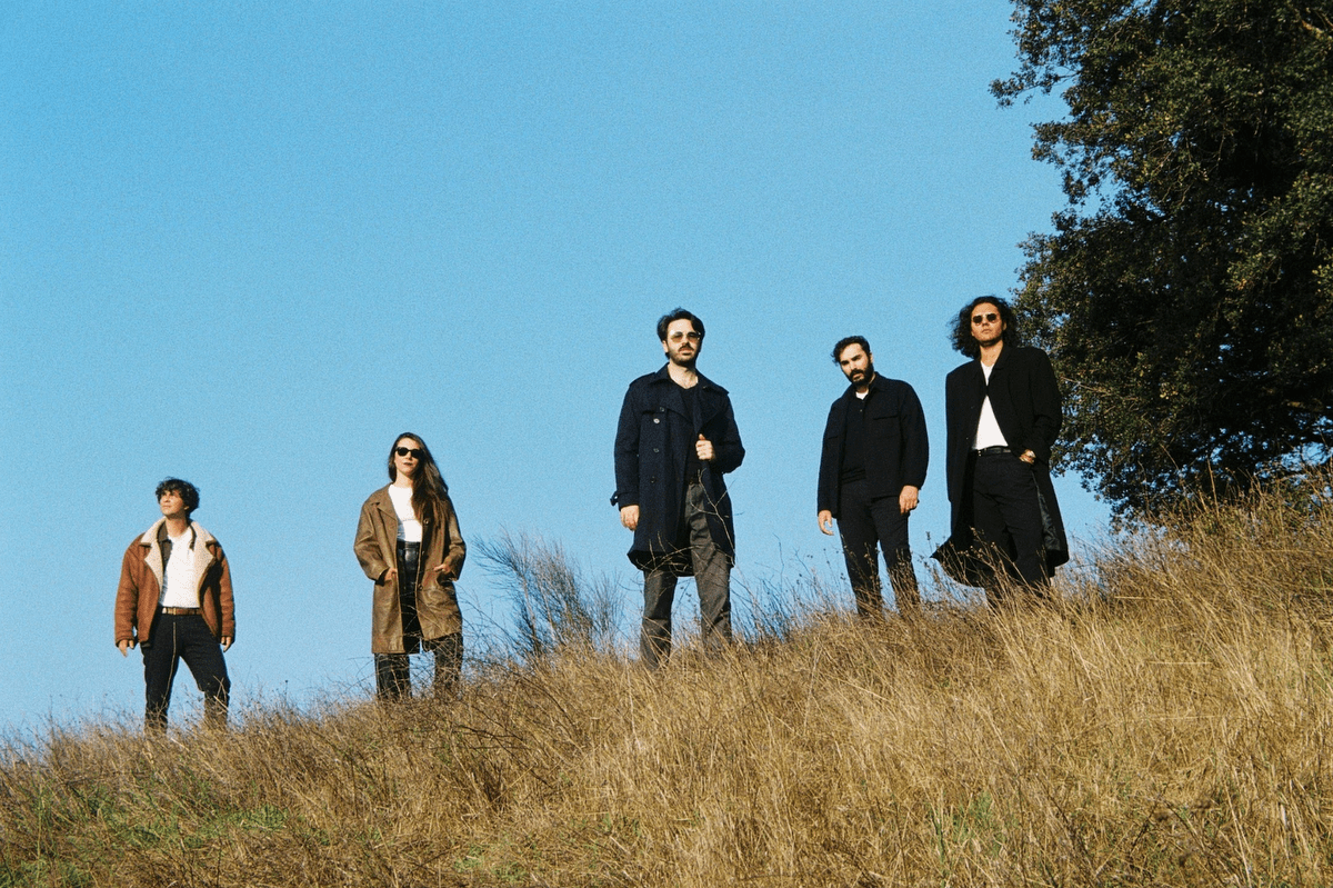 Extraños Pasajeros presentan 'Baby', tema de rocanrol en español con actitud garage y espíritu outsider, inspirado en la estética de los 80