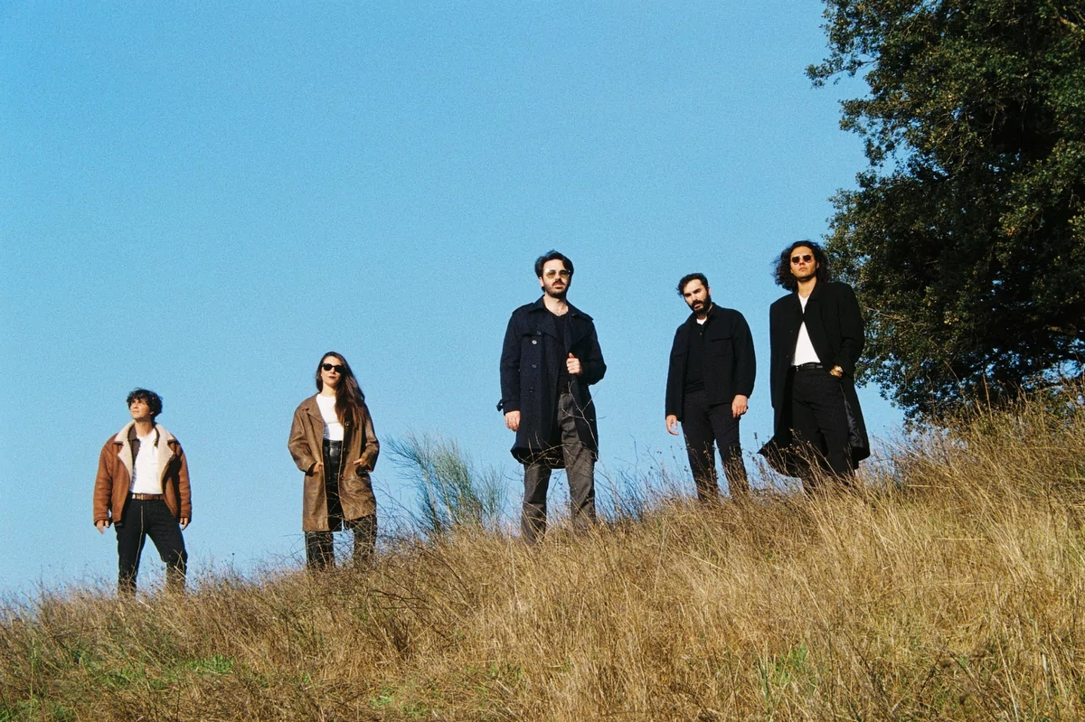 Extraños Pasajeros presentan 'Baby', tema de rocanrol en español con actitud garage y espíritu outsider, inspirado en la estética de los 80