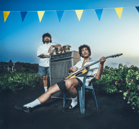 Los Vinagres vuelven con flamante nuevo disco, 'Amores de Verbena', ya disponible en las plataformas habituales de música en streaming.