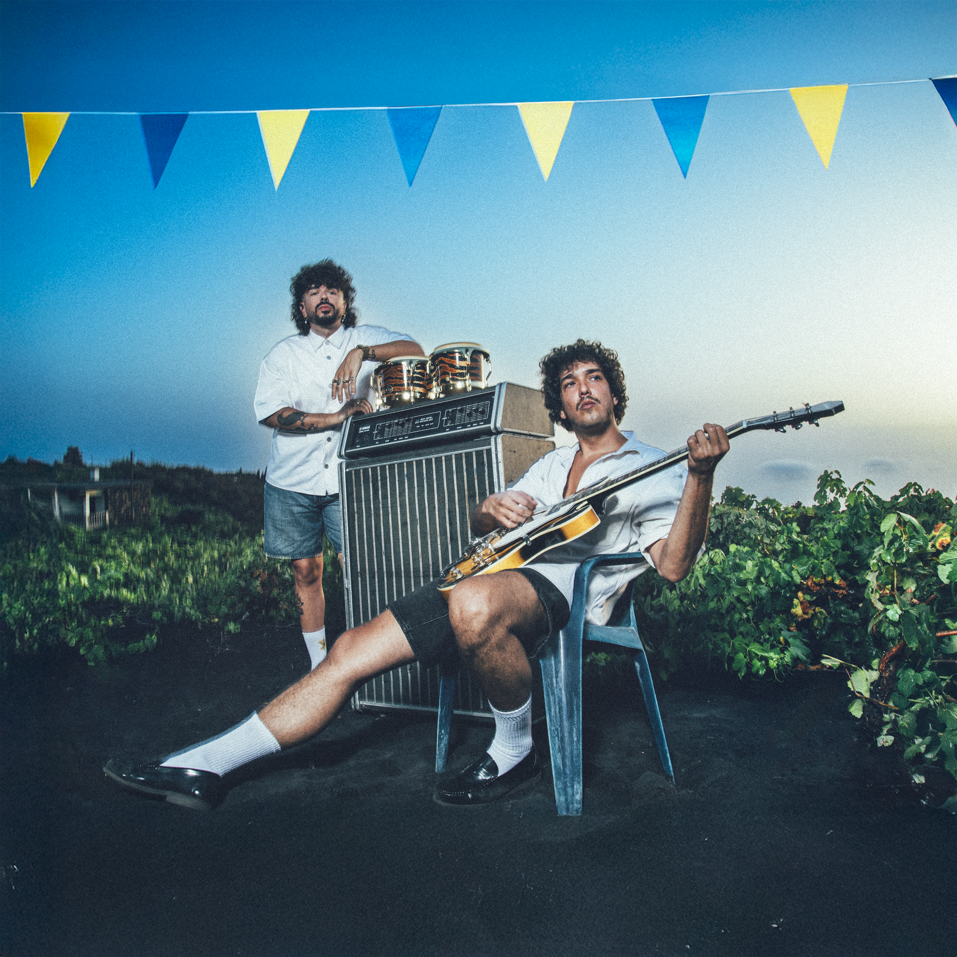 Los Vinagres vuelven con flamante nuevo disco, 'Amores de Verbena', ya disponible en las plataformas habituales de música en streaming.