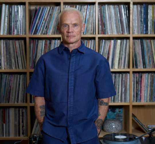 Flea se pasa al jazz en 'Honora', debut en solitario con colaboraciones de Thom Yorke, Nick Cave y Warren Ellis que llegará el 27 de marzo