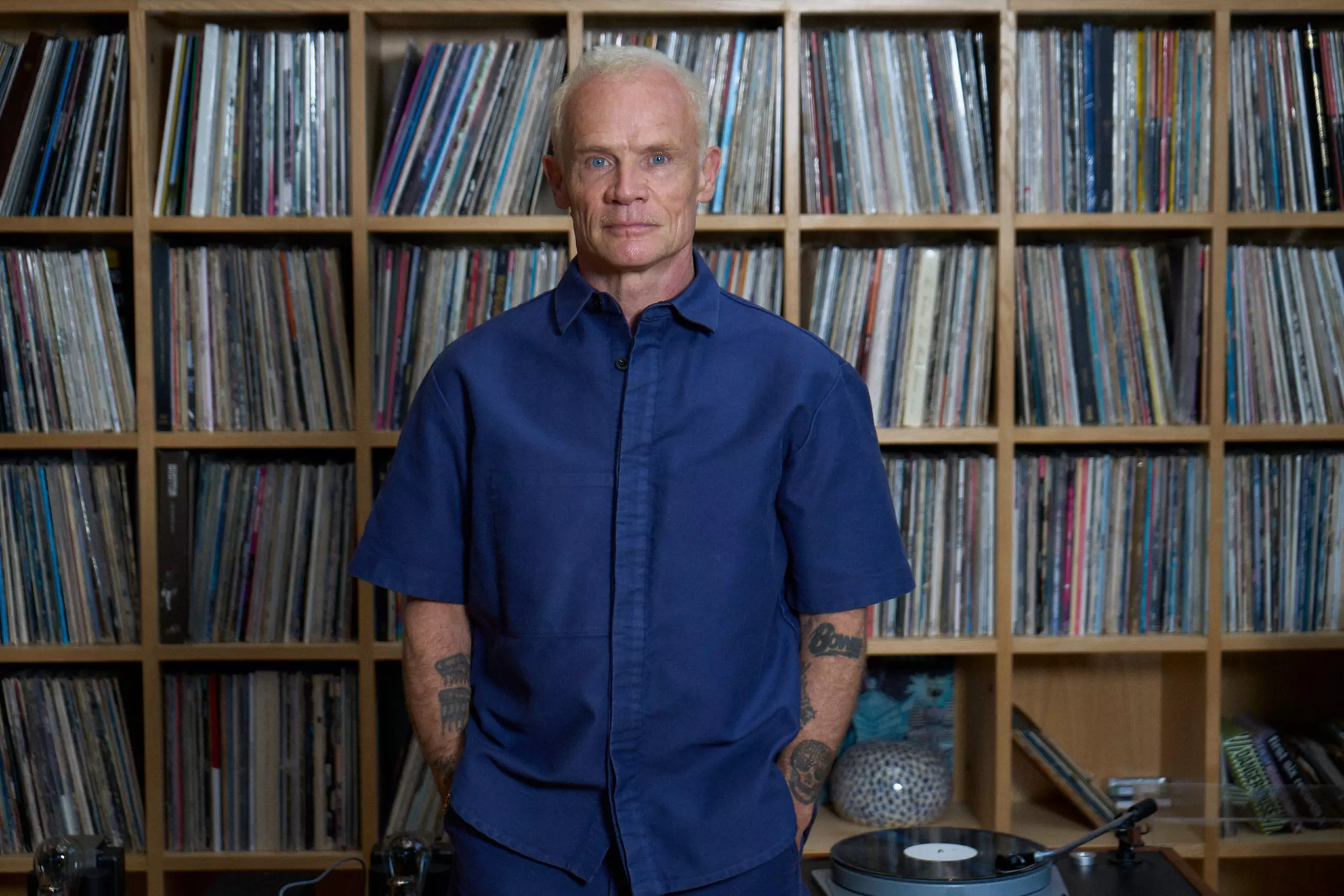 Flea se pasa al jazz en 'Honora', debut en solitario con colaboraciones de Thom Yorke, Nick Cave y Warren Ellis que llegará el 27 de marzo