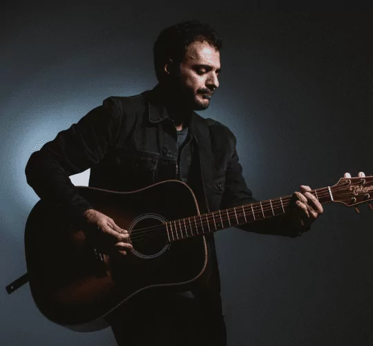 El músico Fer Cabildo presenta 'Modo de ser', el segundo sencillo de su álbum de debut 'Trenes de regreso', un tema de rocanrol clásico