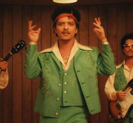 Uno puede escuchar por primera vez 'I just might' de Bruno Mars y pensar que está bien. Puede escucharlo una segunda vez y ya se le va pegando