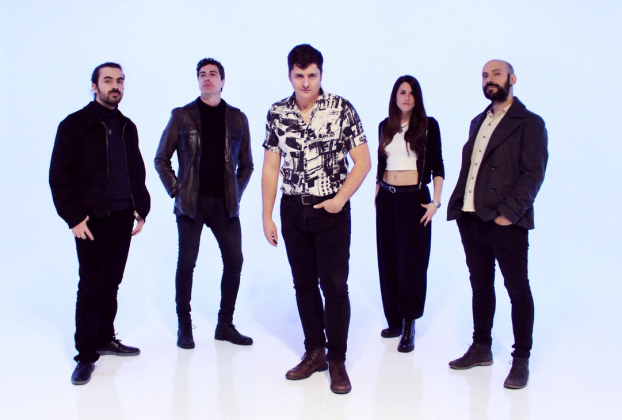 'Que solo nos quede ganar' es el primer disco de Sweet Q y el resultado de varios años de trabajo, canciones y directos por todo el país