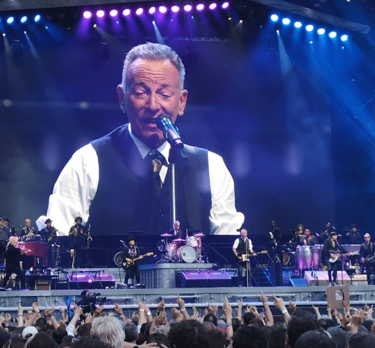 Yo siempre he pensado que Bruce Springsteen es la persona más hermosa que jamás haya agarrado una puta guitarra.