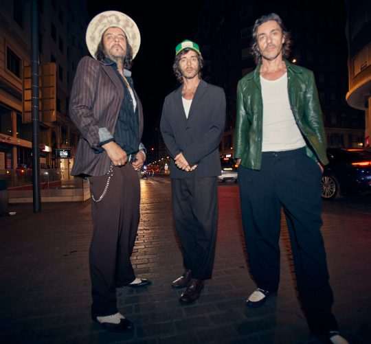 'Llamaré a tu puerta' es el nuevo single con el que Santero y Los Muchachos irrumpen en la pista de baile (por supuesto) sin pedir permiso