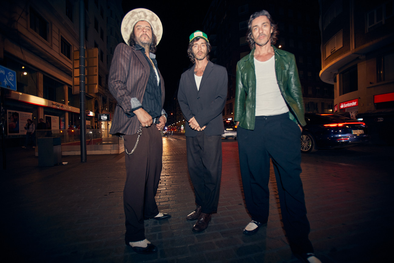 'Llamaré a tu puerta' es el nuevo single con el que Santero y Los Muchachos irrumpen en la pista de baile (por supuesto) sin pedir permiso