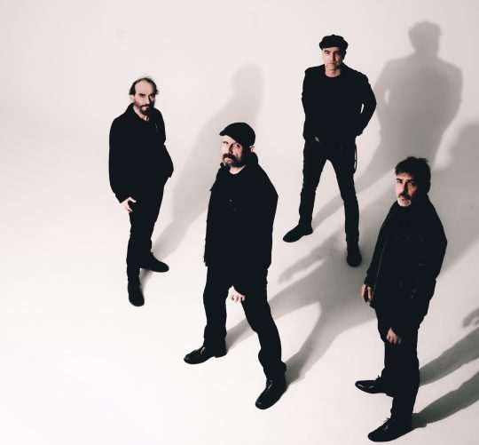 Seis años después de su último disco, Los Enemigos anuncian su regreso con 'Canciones chulas'. Un álbum que llegará al completo en octubre.