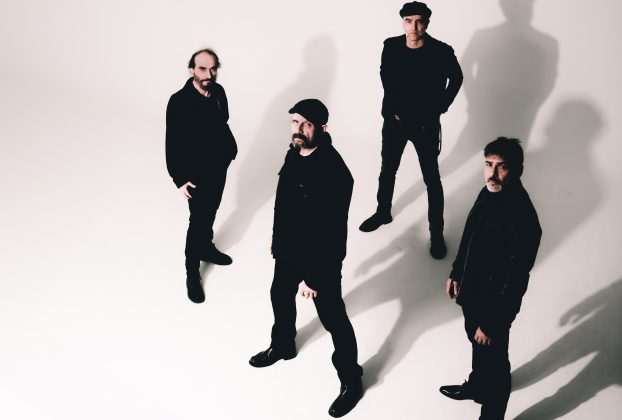 Seis años después de su último disco, Los Enemigos anuncian su regreso con 'Canciones chulas'. Un álbum que llegará al completo en octubre.