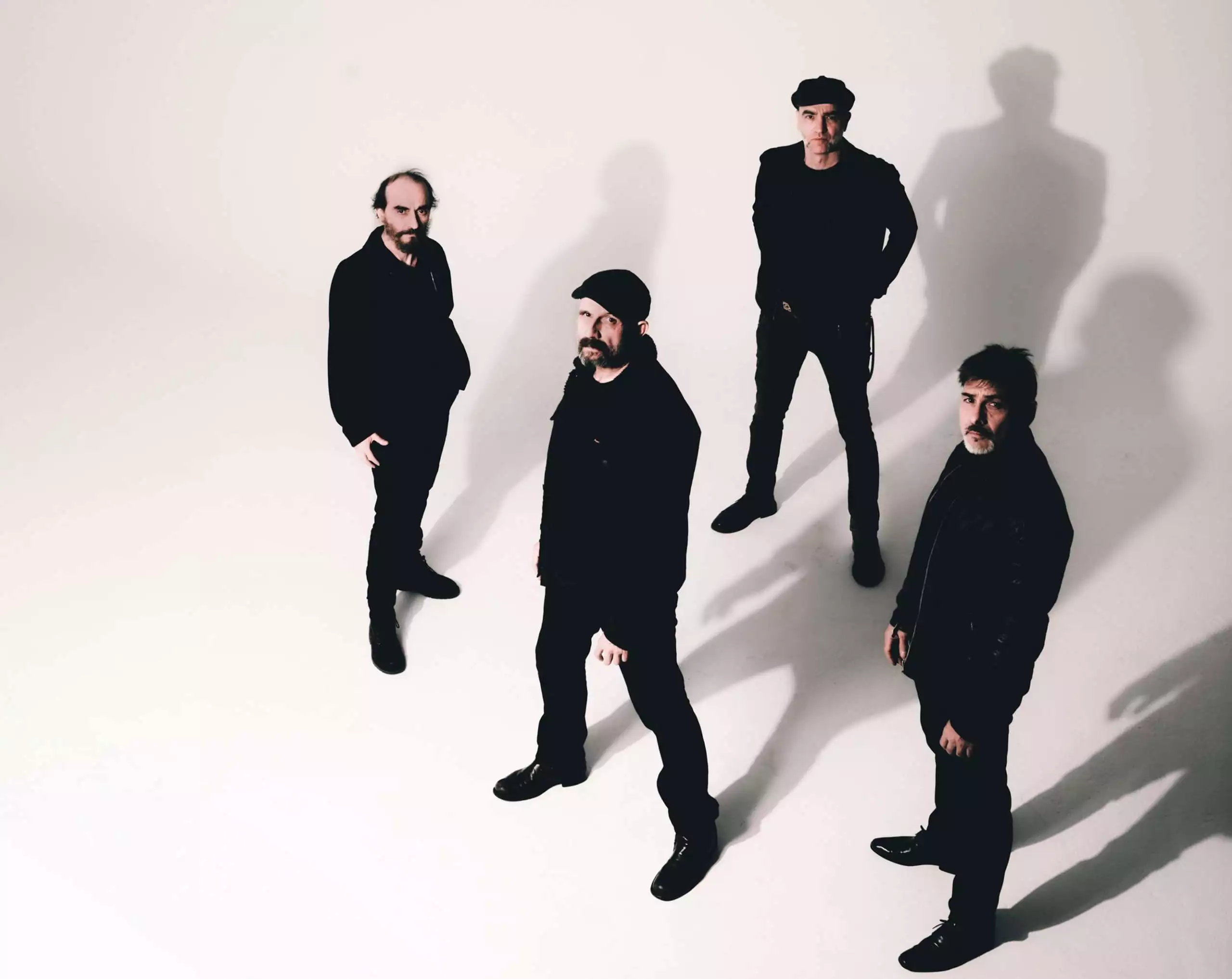 Seis años después de su último disco, Los Enemigos anuncian su regreso con 'Canciones chulas'. Un álbum que llegará al completo en octubre.