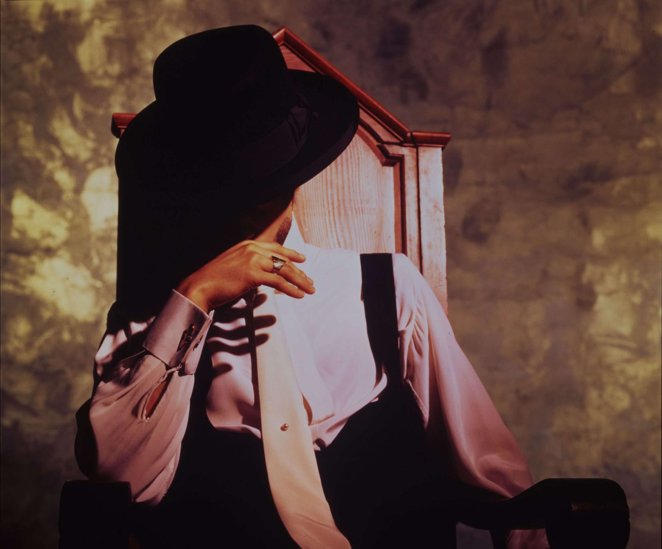 Coincidiendo con el décimo aniversario del fallecimiento de Prince, se publica una nueva canción inédita, con su vídeoclip: 'With this tear'.