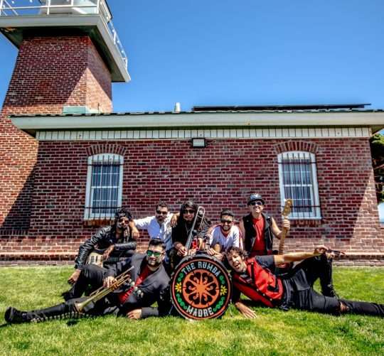 The Rumba Madre presenta 'Candela', un himno festivo contra las energías tóxicas, una invitación a dejar atrás lo negativo y quemarlo