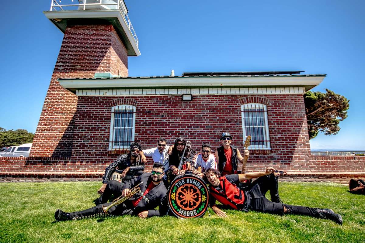 The Rumba Madre presenta 'Candela', un himno festivo contra las energías tóxicas, una invitación a dejar atrás lo negativo y quemarlo