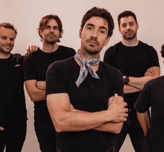El single de Valiente Bosque 'Mr Wonderful' se presenta como una canción luminosa en lo sonoro pero profundamente crítica en su trasfondo