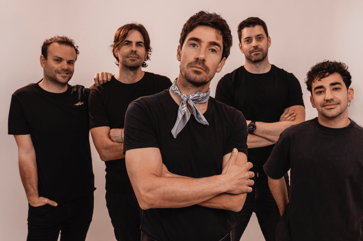 El single de Valiente Bosque 'Mr Wonderful' se presenta como una canción luminosa en lo sonoro pero profundamente crítica en su trasfondo