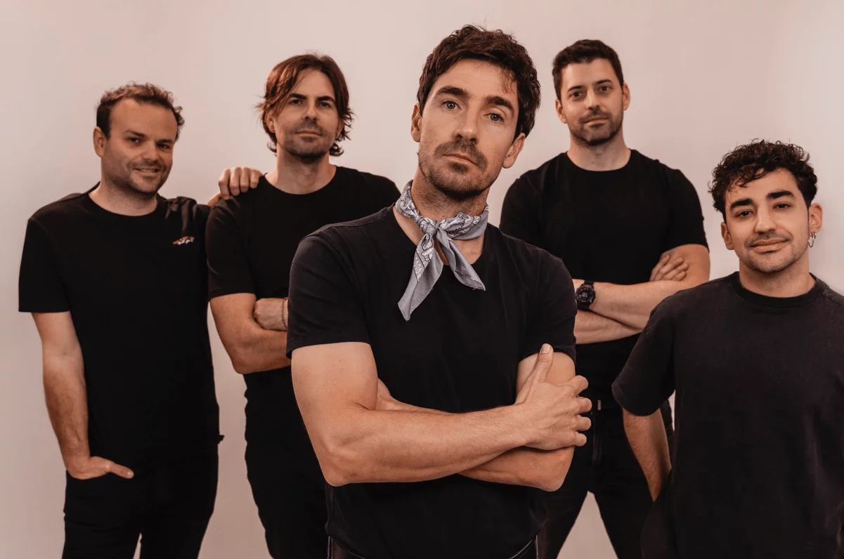 El single de Valiente Bosque 'Mr Wonderful' se presenta como una canción luminosa en lo sonoro pero profundamente crítica en su trasfondo