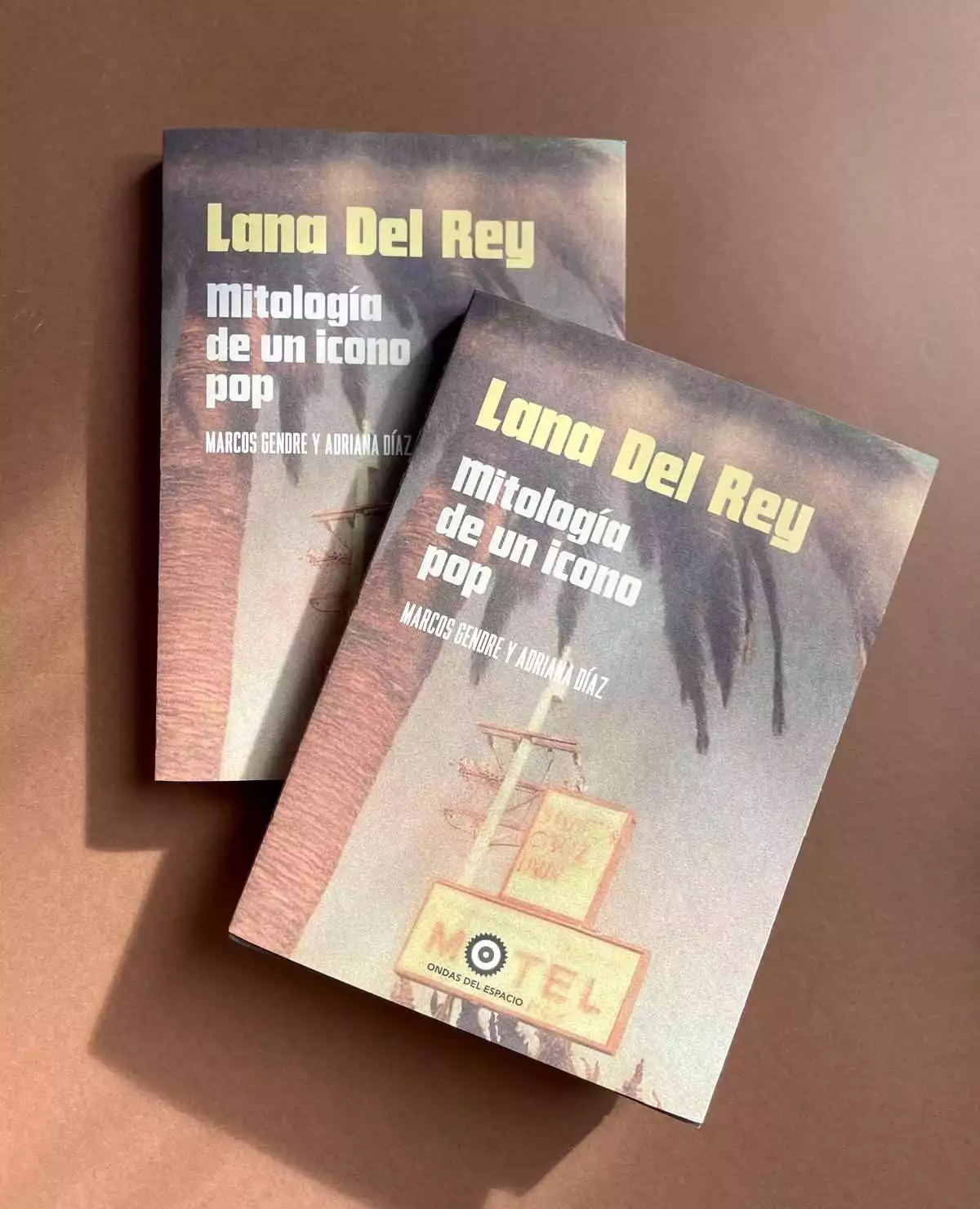 Ya está disponible el libro 'Lana del Rey: mitología de un icono pop' (Ondas del Espacio, 2026), de los autores Marcos Gendre y Adriana Díaz