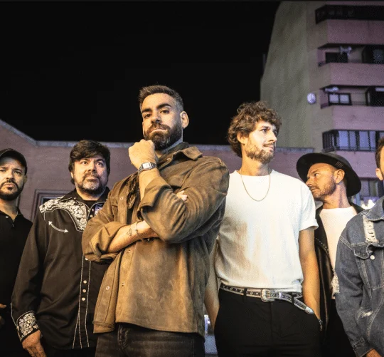 Vuelo Fidji transforma uno de los temas más reconocibles de Junco, '¡Hola, mi amor!', en una versión eléctrica y de guitarras.
