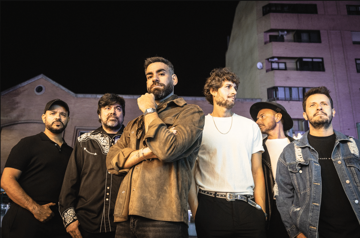 Vuelo Fidji transforma uno de los temas más reconocibles de Junco, '¡Hola, mi amor!', en una versión eléctrica y de guitarras.