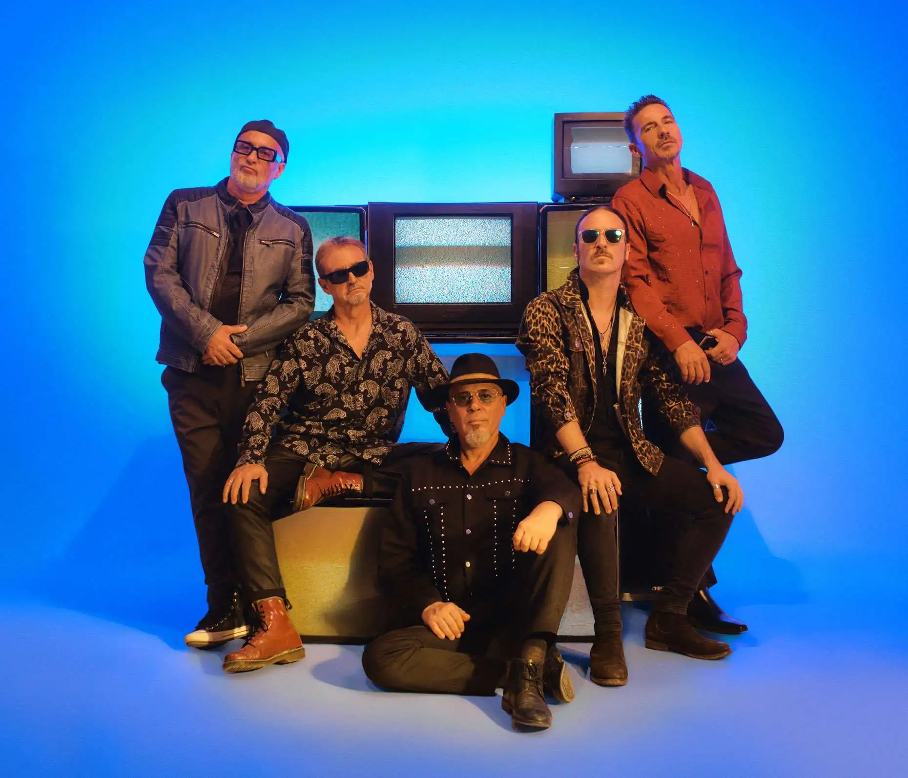 Statuas d Sal están de vuelta con un nuevo videoclip titulado 'Un día es un día', y que puedes ya disfrutar en exclusiva en Mercadeo Pop.