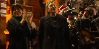 Bono, Imelda May y Glen Hansard cantaron esta pasada Nochebuena, un año más, en la ya tradicional actuación benéfica callejera en Dublín